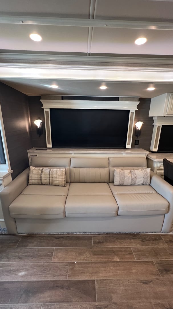 2022 Tiffin Phaeton 44 OH, Living area photo 5