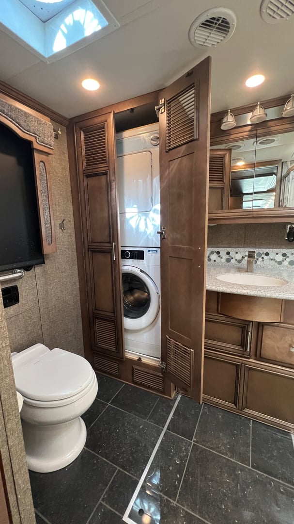 2019 Newmar Ventana 4037, Bathroom photo 2