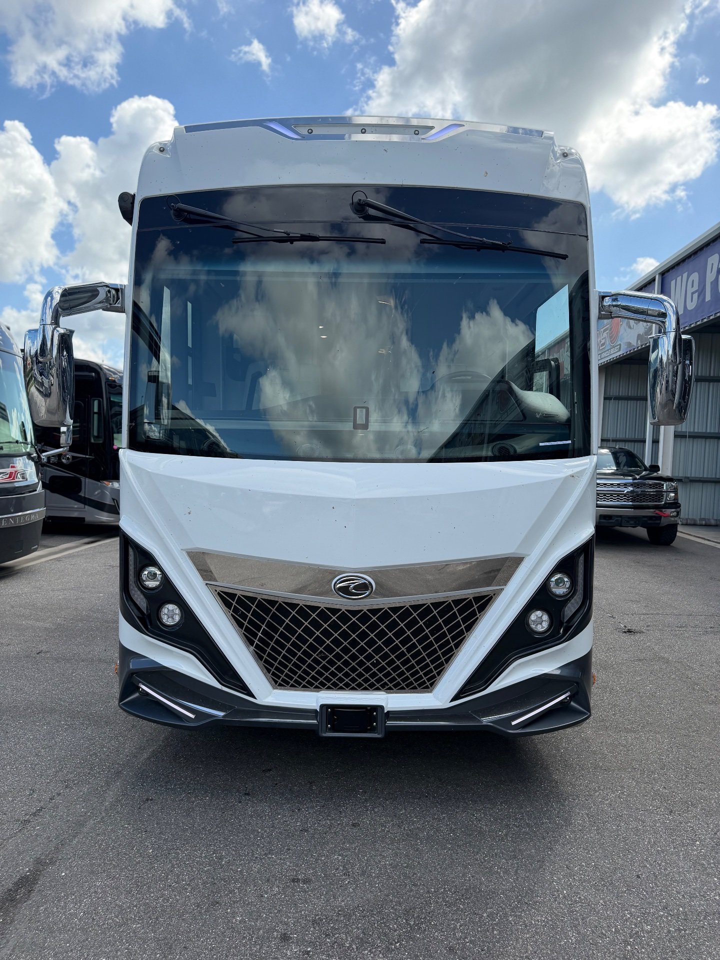 2024 American Coach American Dream 42Q - Exterior view 2