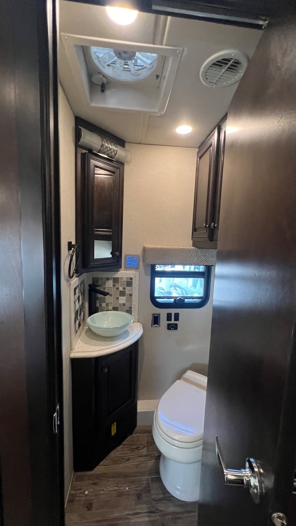 2018 Newmar Dutch Star 4369, Bathroom photo 3