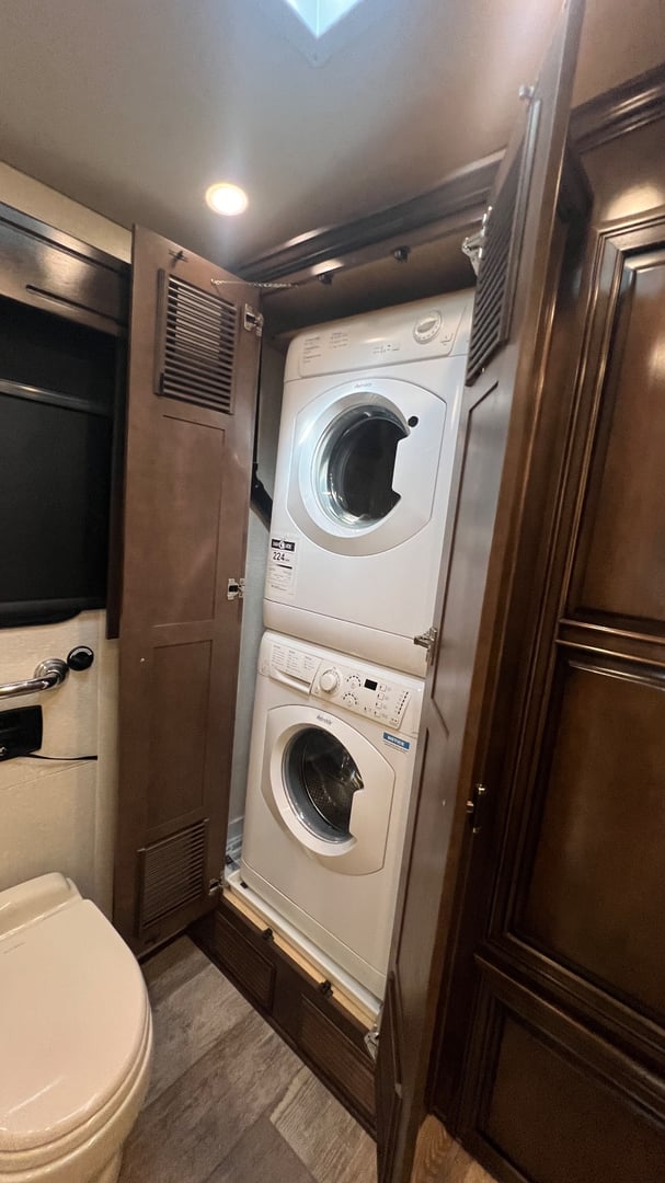 2020 Newmar Dutch Star 4328, Bathroom photo 4