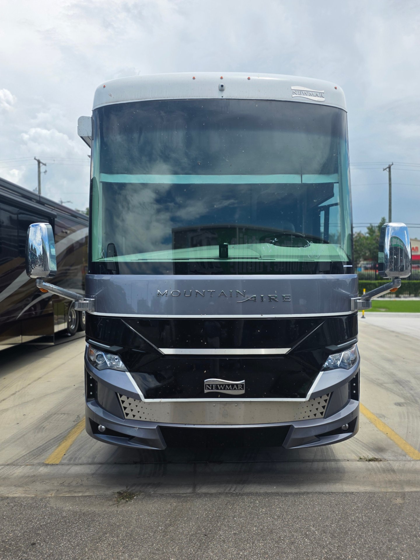 2023 Newmar Mountain Aire 4551 - Exterior view 2