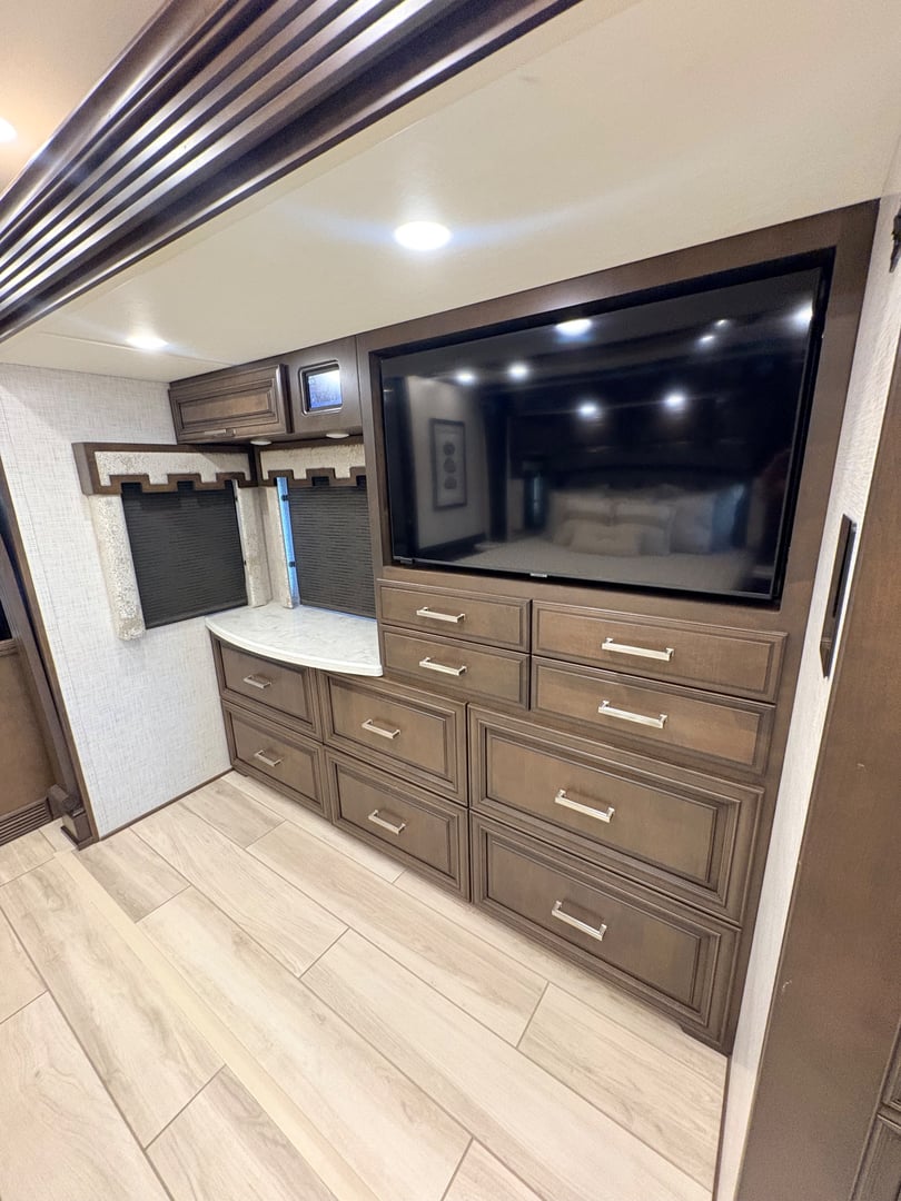 2023 Newmar London Aire 4579, Bedroom photo 4