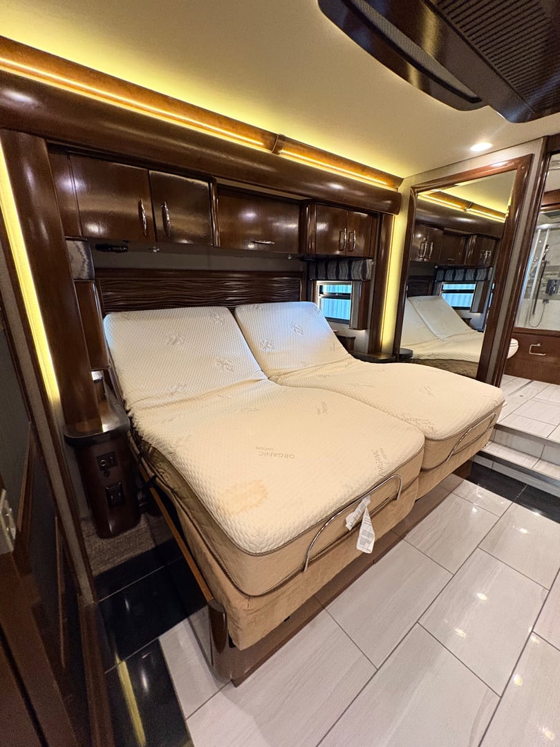 2016 American Coach American Eagle 45N, Bedroom photo 2