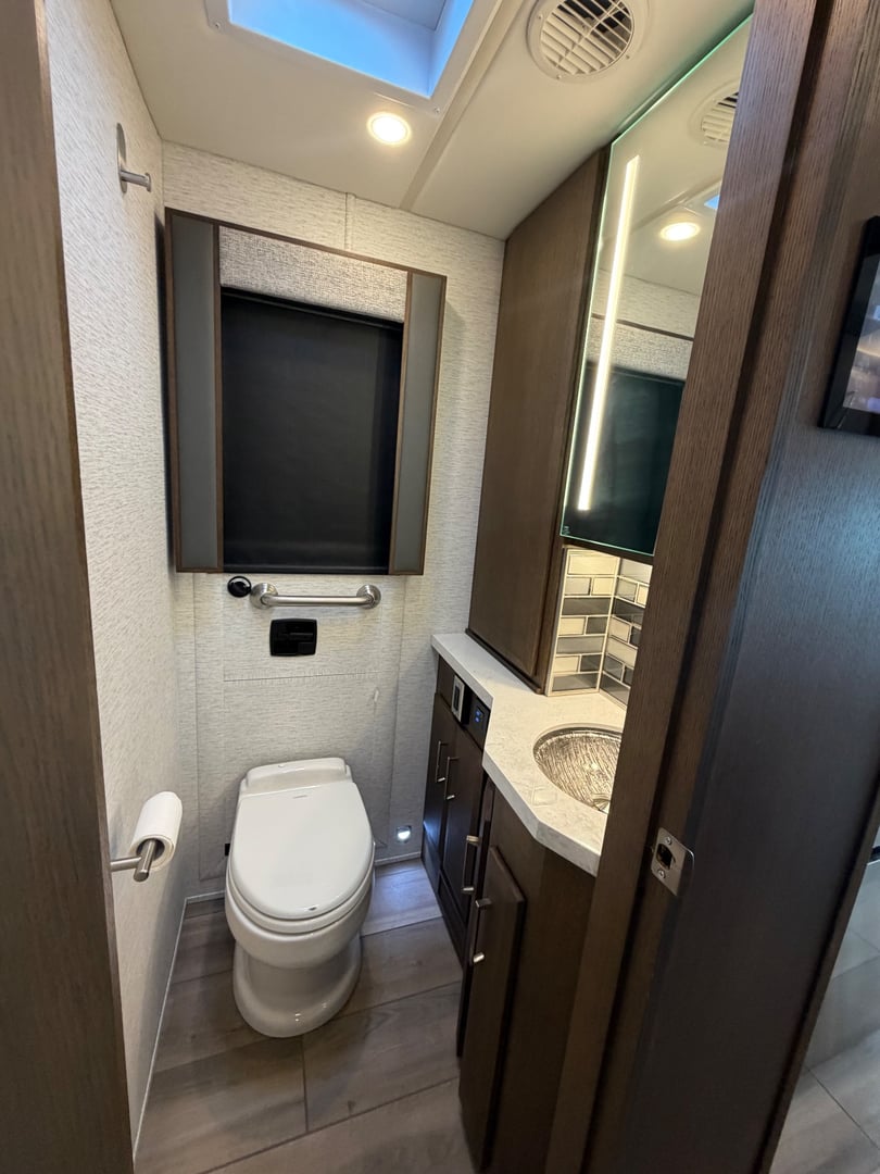 2024 Newmar New Aire 3547, Bathroom photo 2