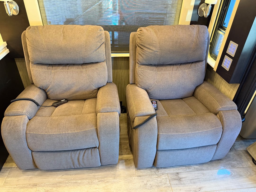 2017 Newmar Essex 4533, Living area photo 7