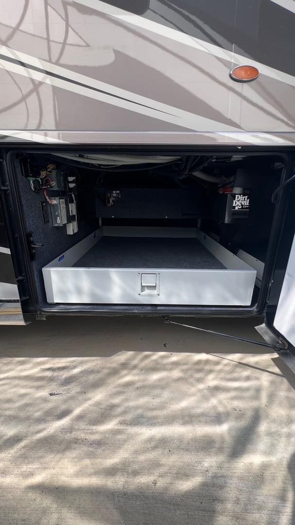 2018 Newmar Dutch Star 4369, Exterior photo 6