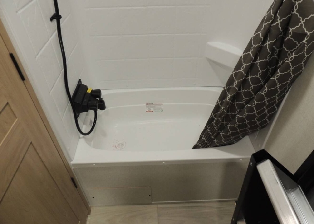 Fifth wheel with bathtub