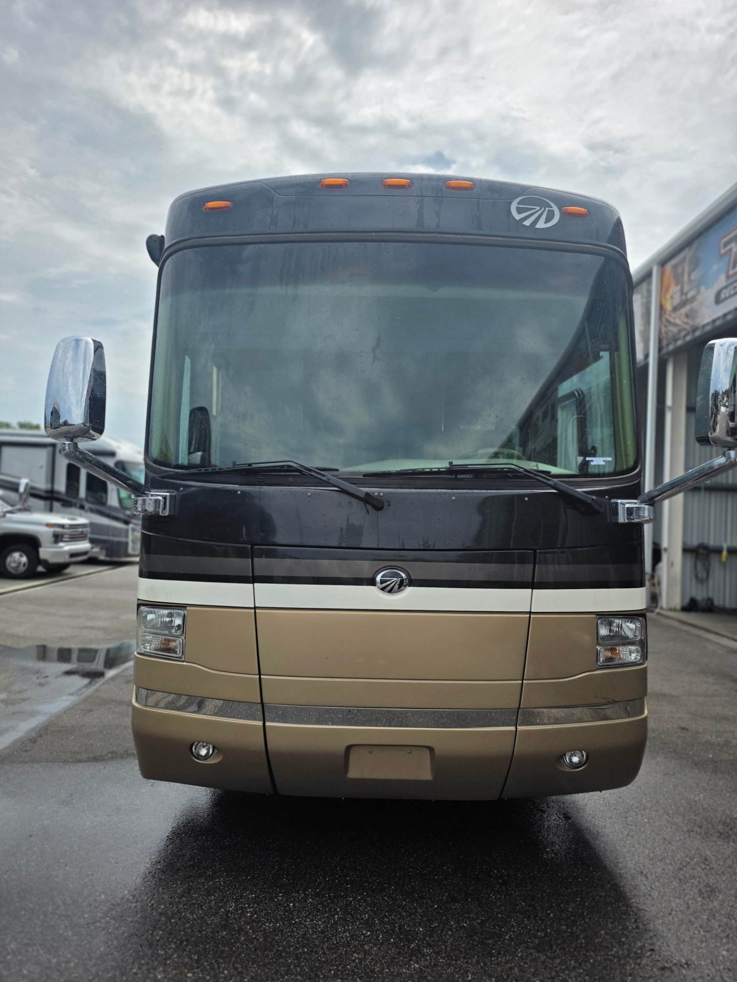 2010 Monaco Dynasty Yorkshire IV - Exterior view 2