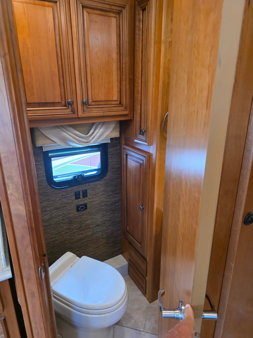 2015 Newmar Dutch Star 4018, Interior photo 18