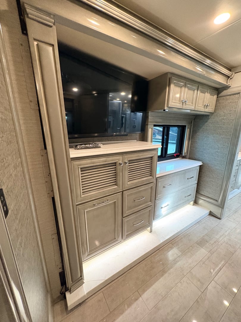 2021 Tiffin Phaeton 40 IH, Living area photo 8