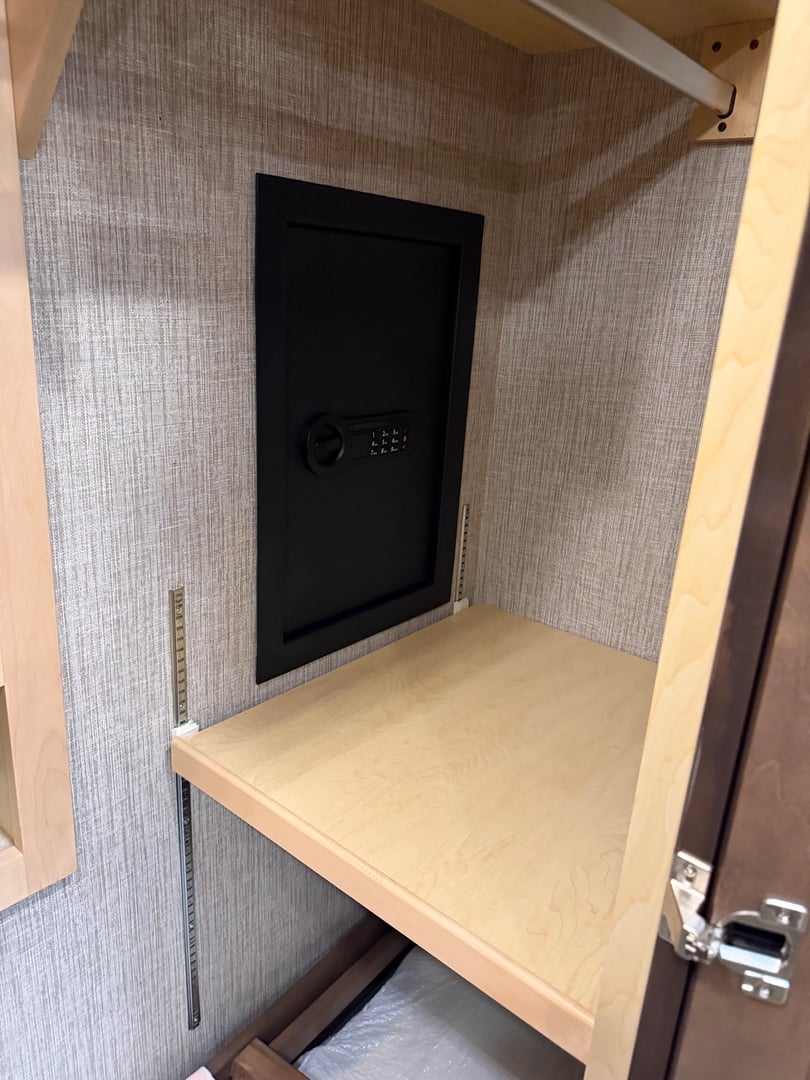 2021 Newmar Dutch Star 4369, Bedroom photo 6