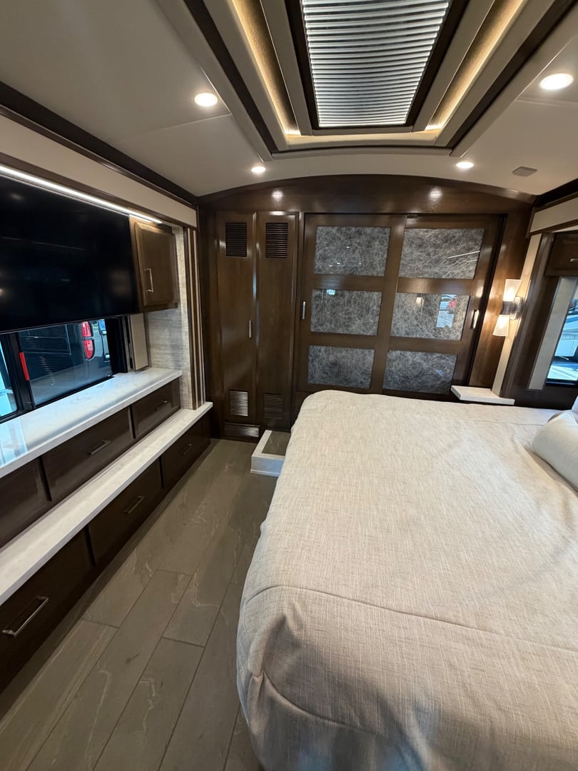 2022 Newmar New Aire 3541, Bedroom photo 2
