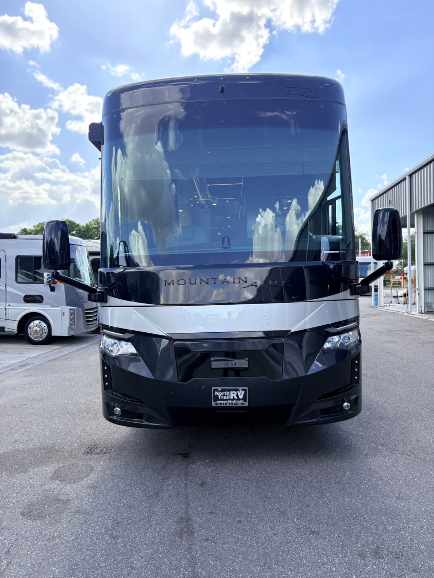 2025 Newmar Mountain Aire 4118 - Exterior view 2