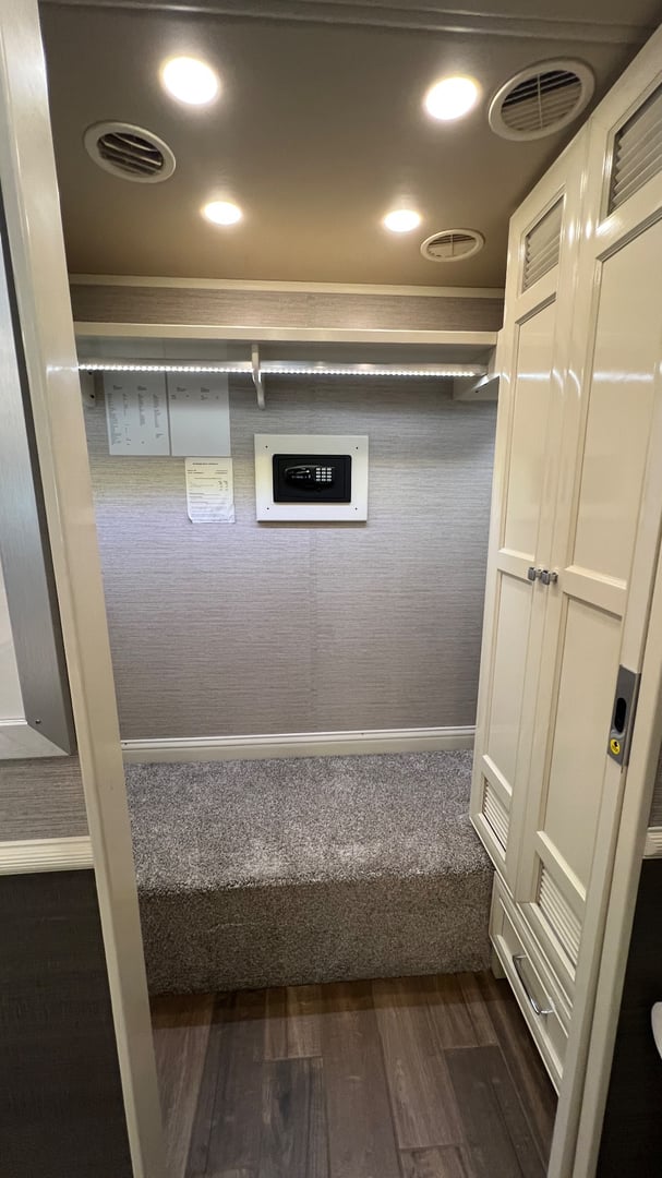 2022 Tiffin Phaeton 44 OH, Bedroom photo 2