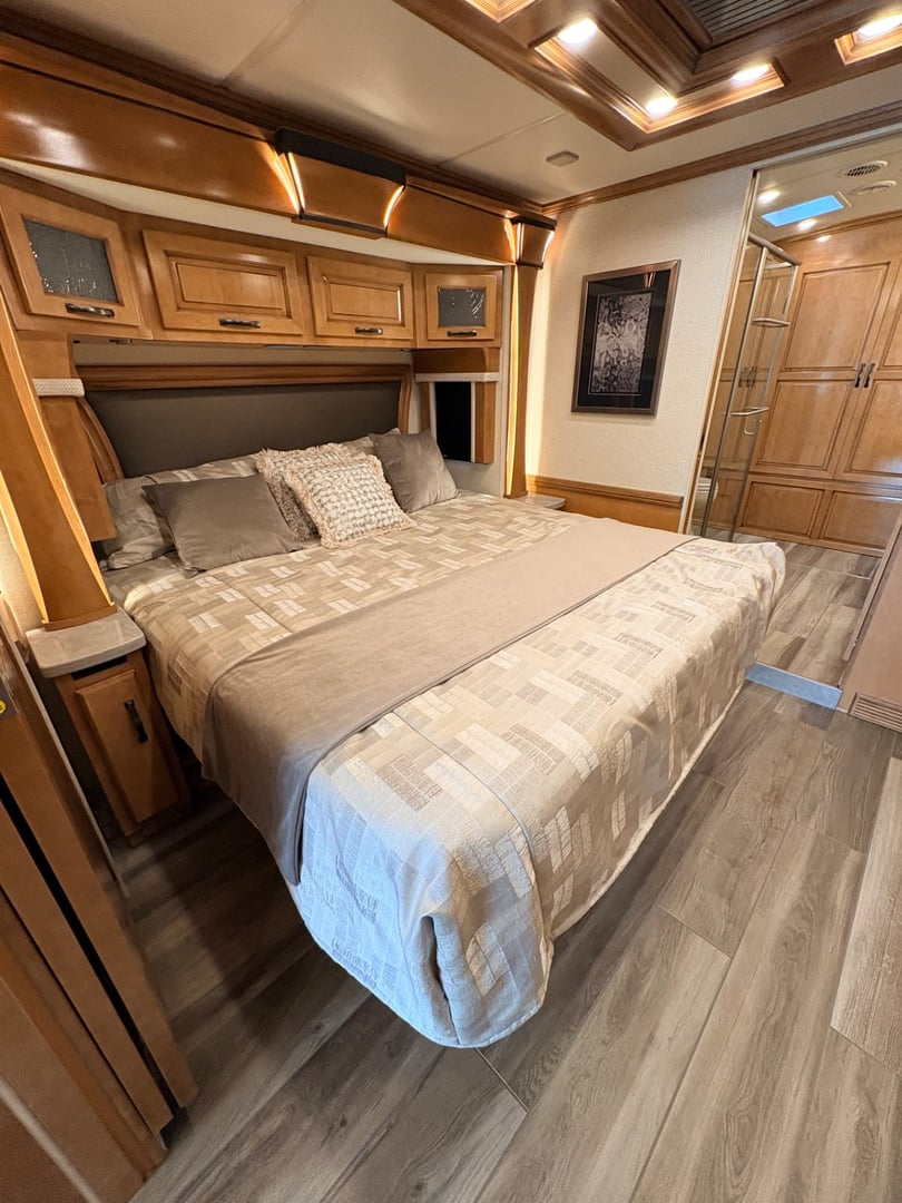 2023 Newmar Dutch Star 4370, Interior photo 9