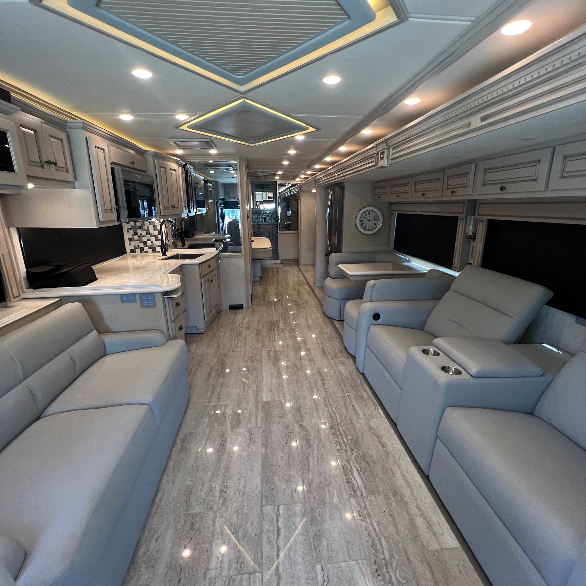2022 Newmar Dutch Star 4081 - Interior view