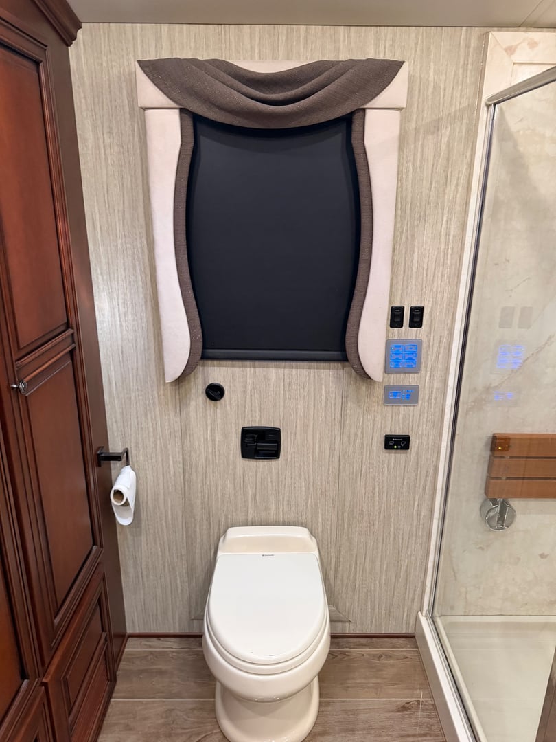 2017 Newmar Dutch Star 4369, Bathroom photo 3