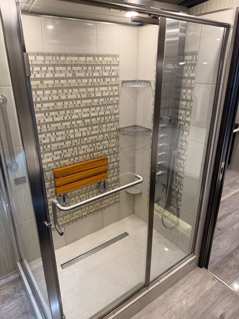 2017 Newmar Essex 4533, Bathroom photo 4