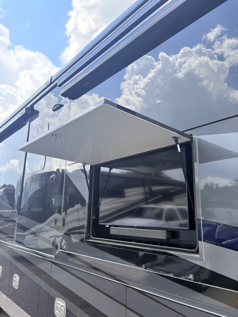 2025 Tiffin Zephyr 45 PZ, Exterior photo 9