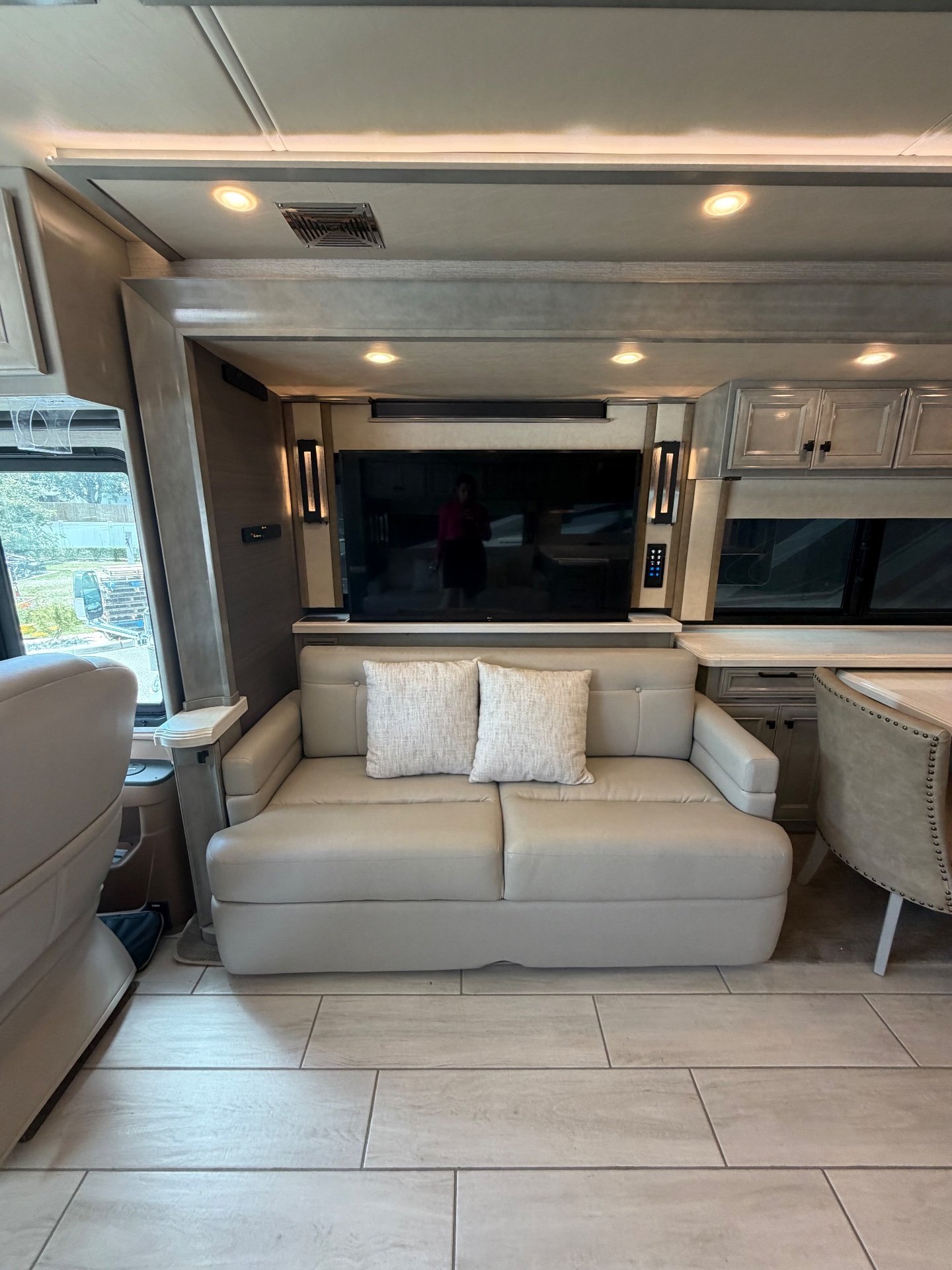 2021 Tiffin Allegro Bus 40 IP - Interior view 2