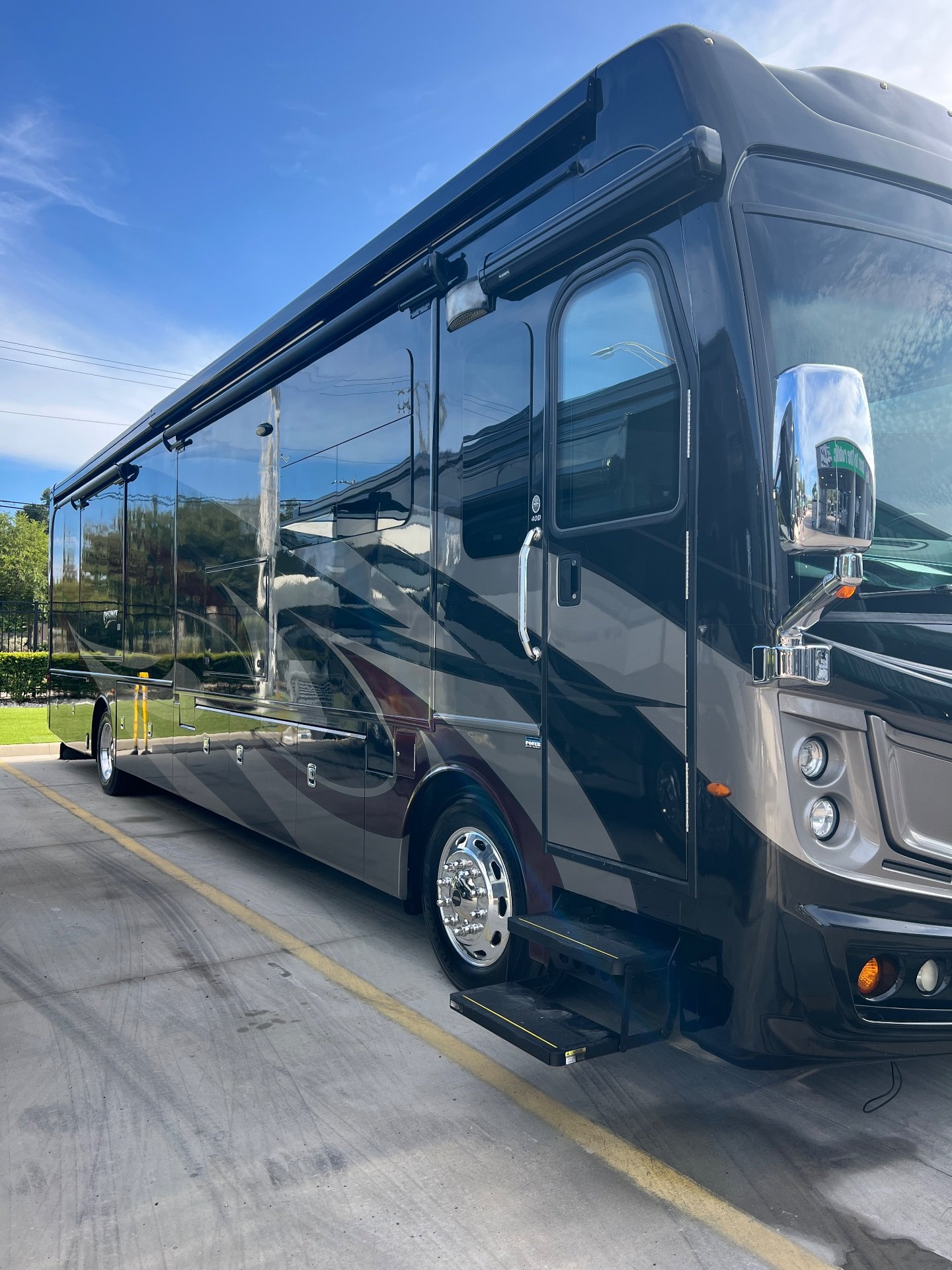 2019 Fleetwood Discovery LXE 40D - Exterior view