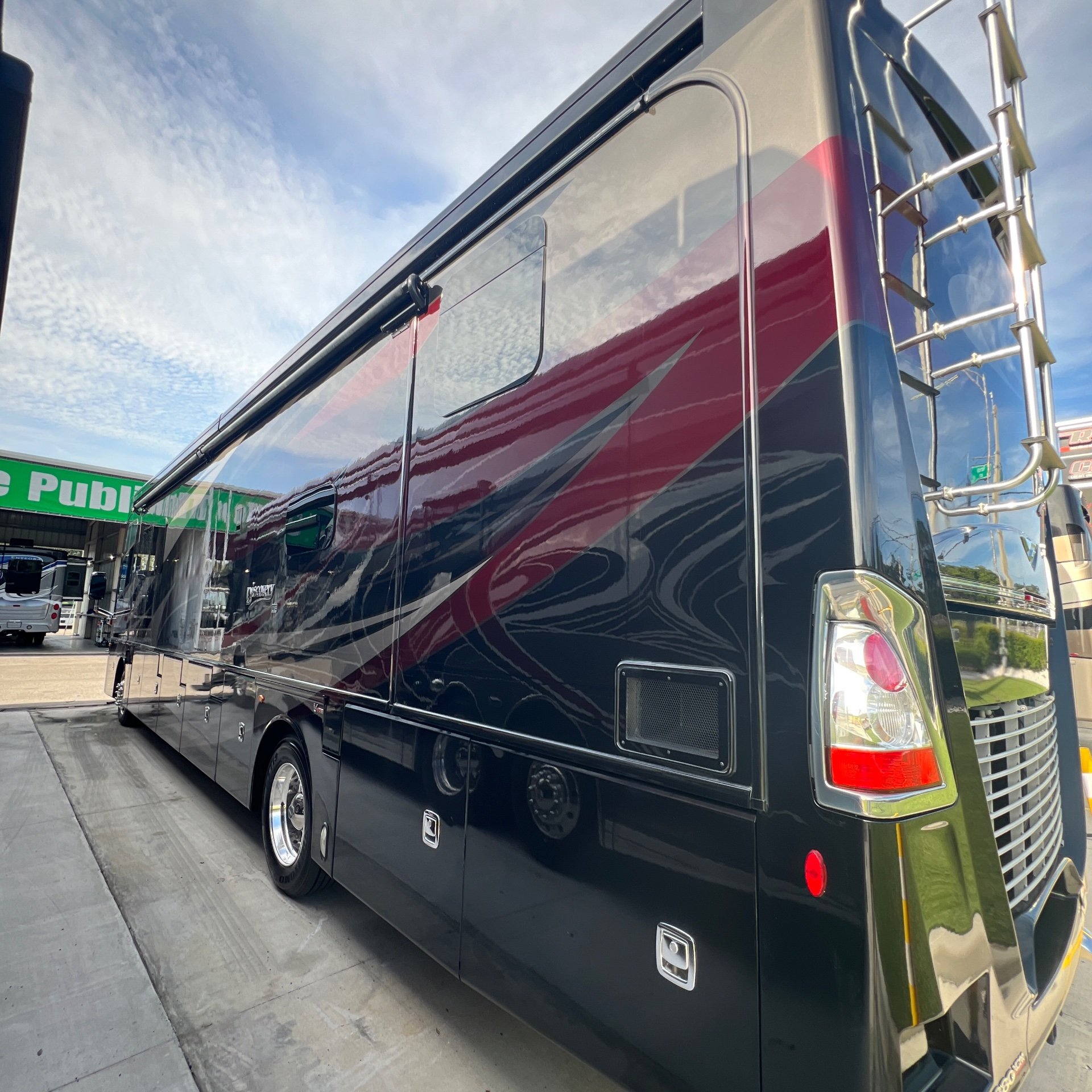 2019 Fleetwood Discovery LXE 40D - Exterior view 2