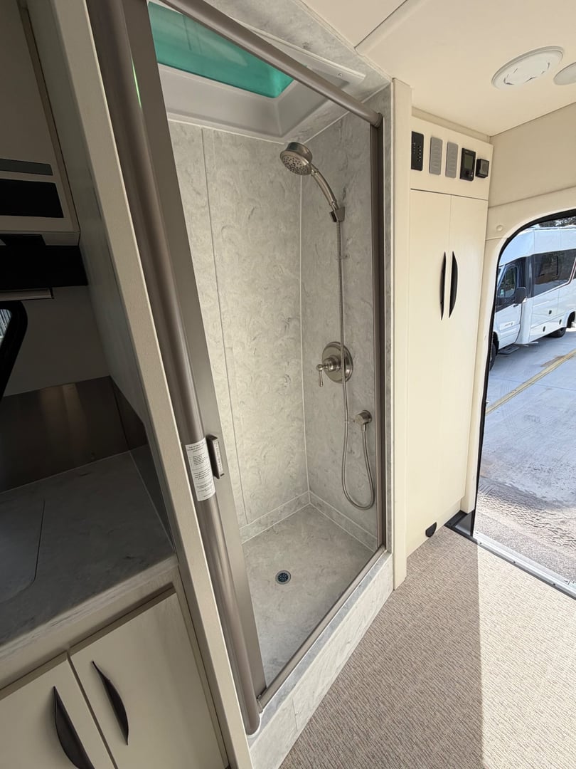 2026 Chinook RV Summit DS, Bathroom photo 3