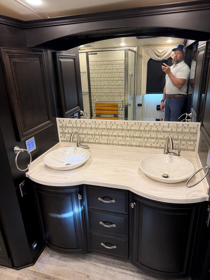 2017 Newmar Essex 4533, Bathroom photo 5