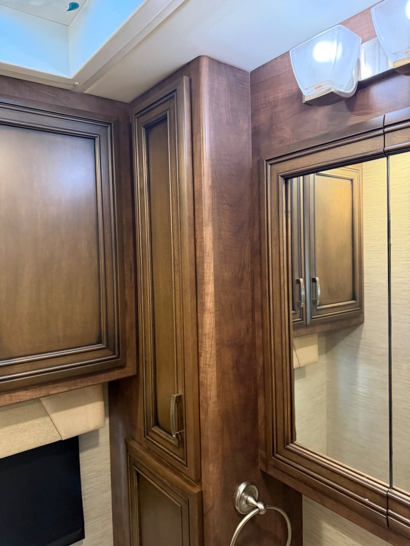 2018 Newmar Ventana 4037, Bathroom photo 8