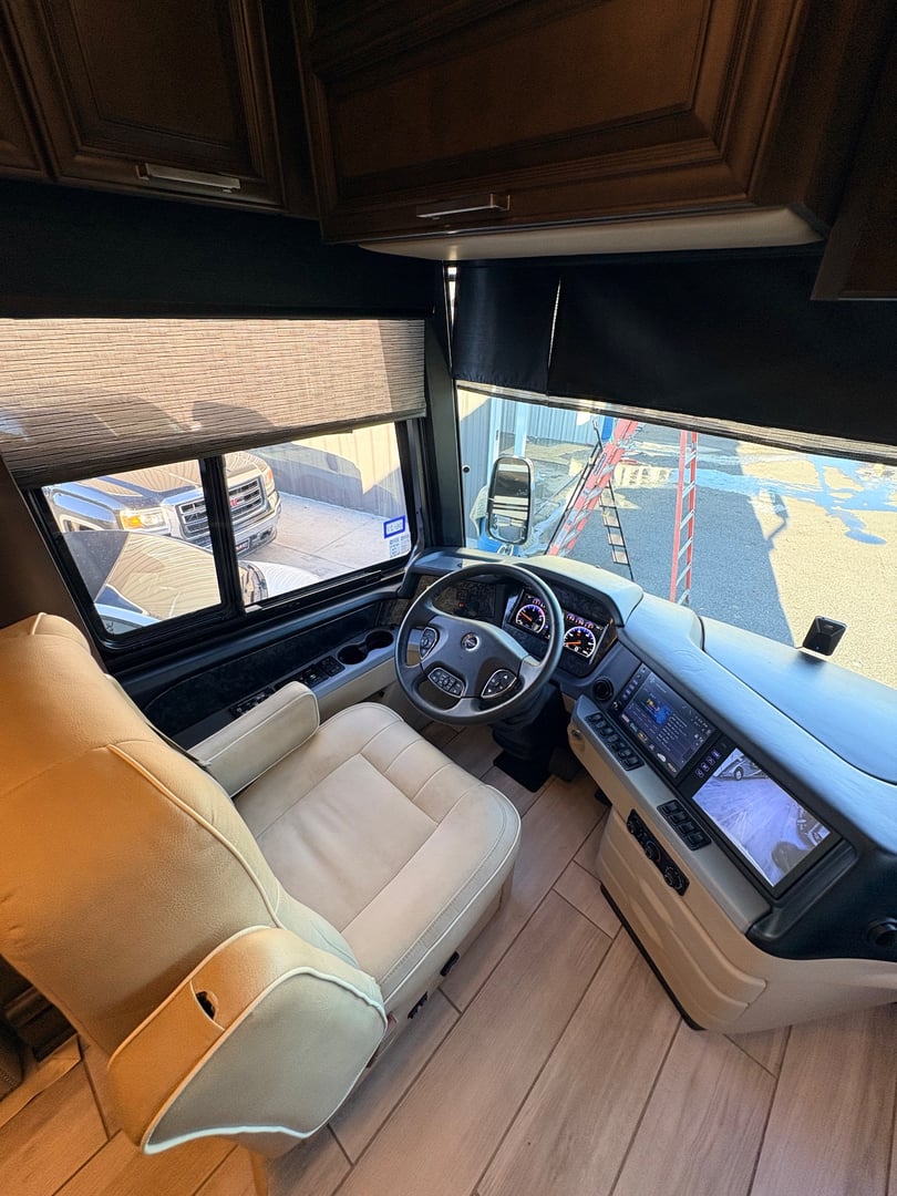 2023 Newmar London Aire 4579, Cockpit photo 3