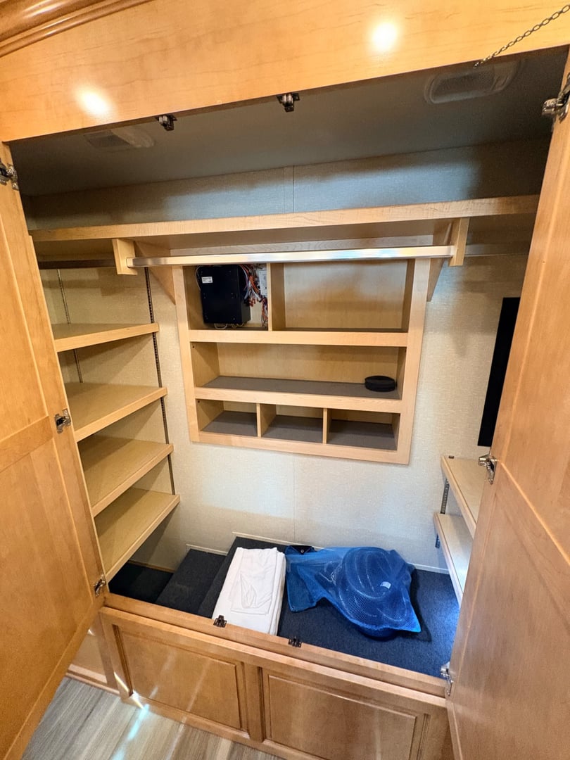 2023 Newmar Dutch Star 4370, Interior photo 19