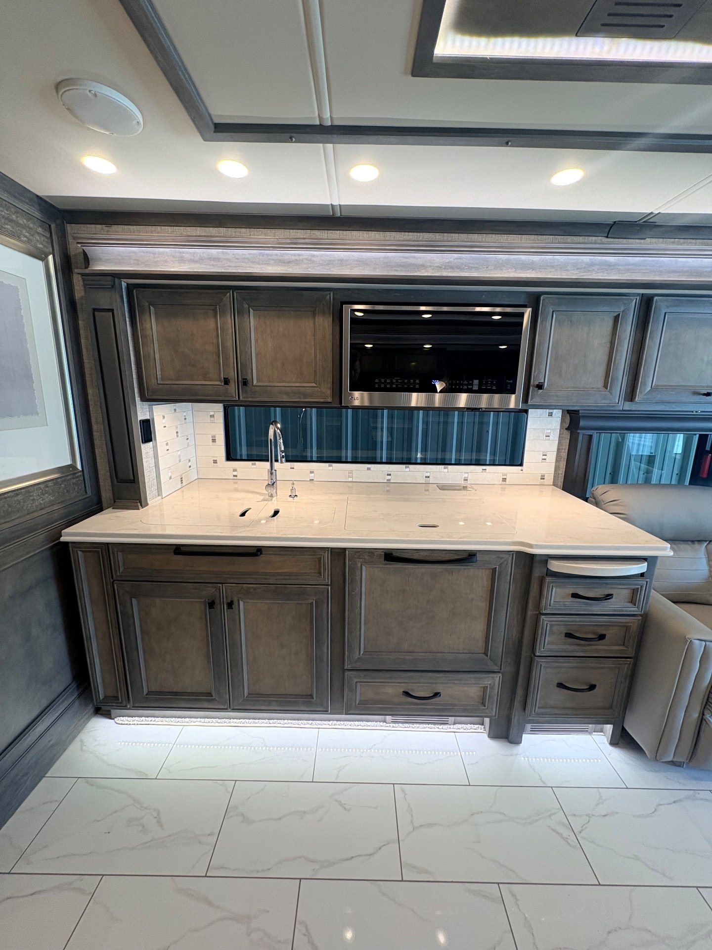 2023 Tiffin Phaeton 40 IH - Interior view 3