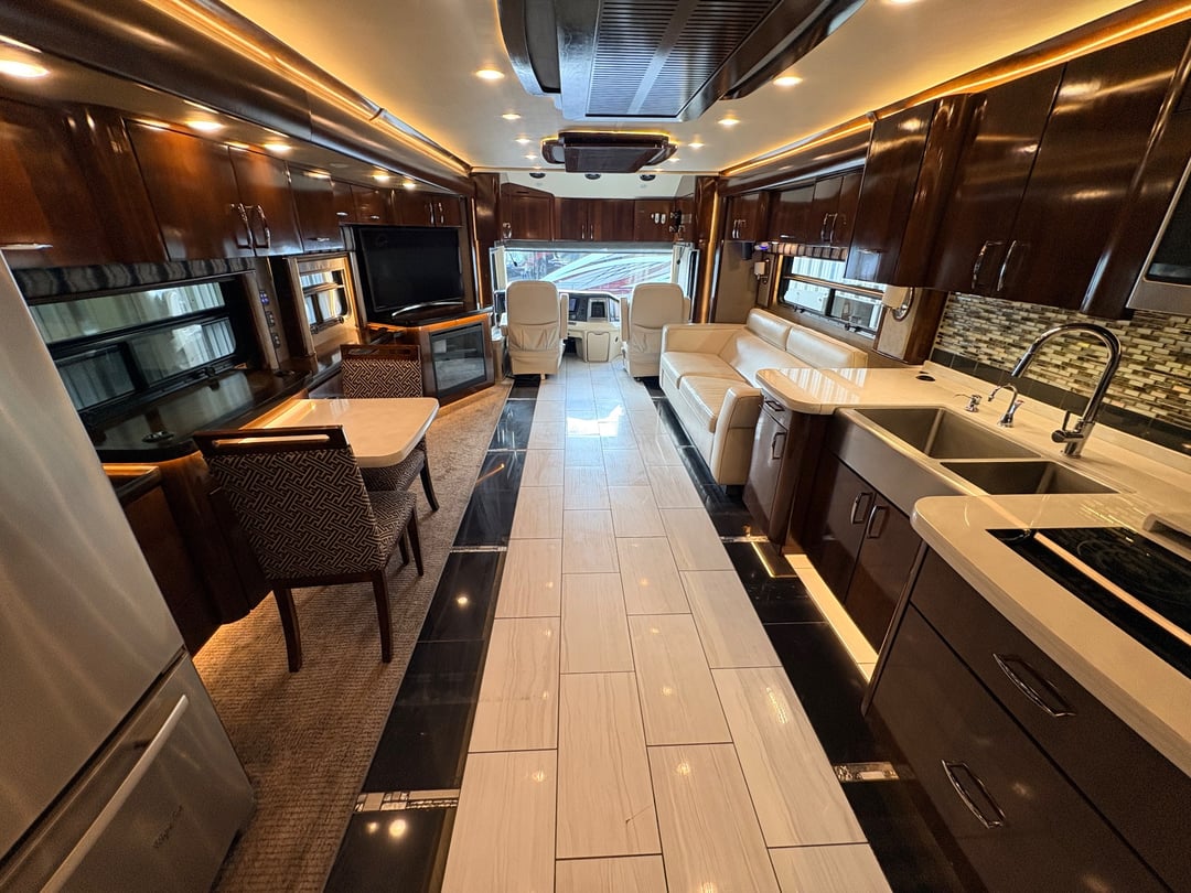 2016 American Coach American Eagle 45N, Living area photo 2