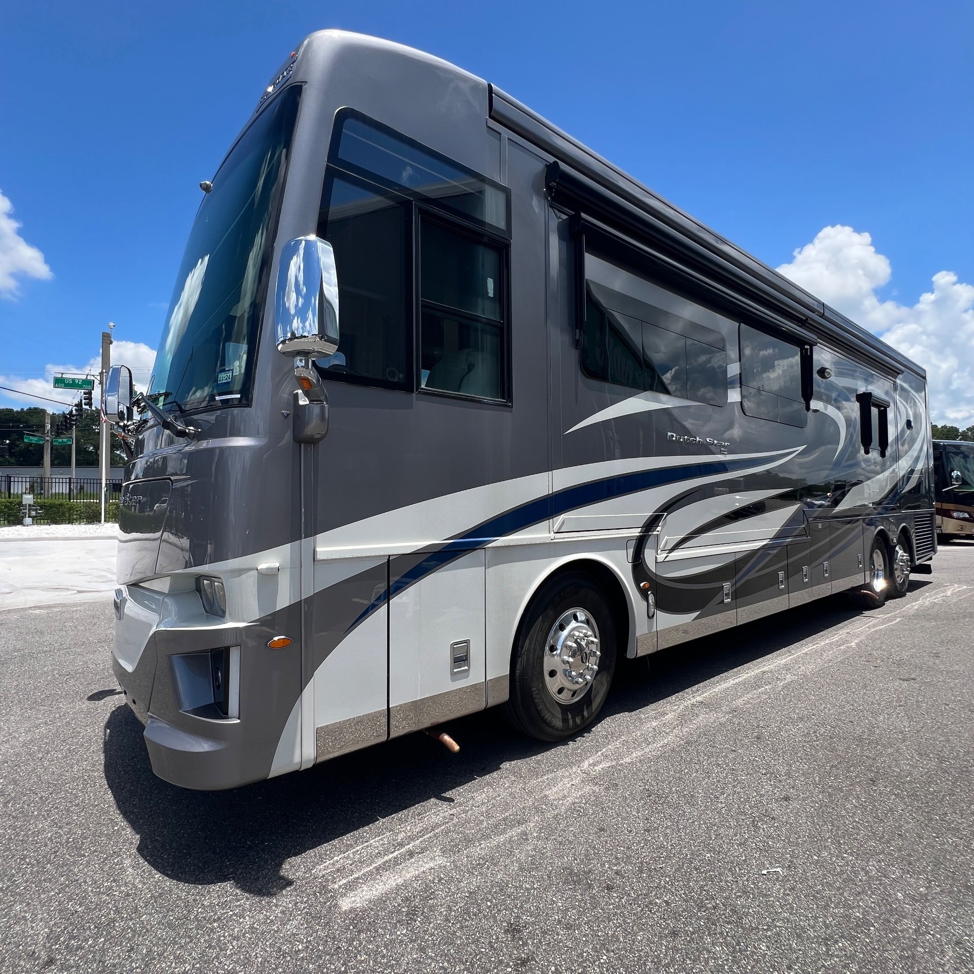 2022 Newmar Dutch Star 4081 - Exterior view 2
