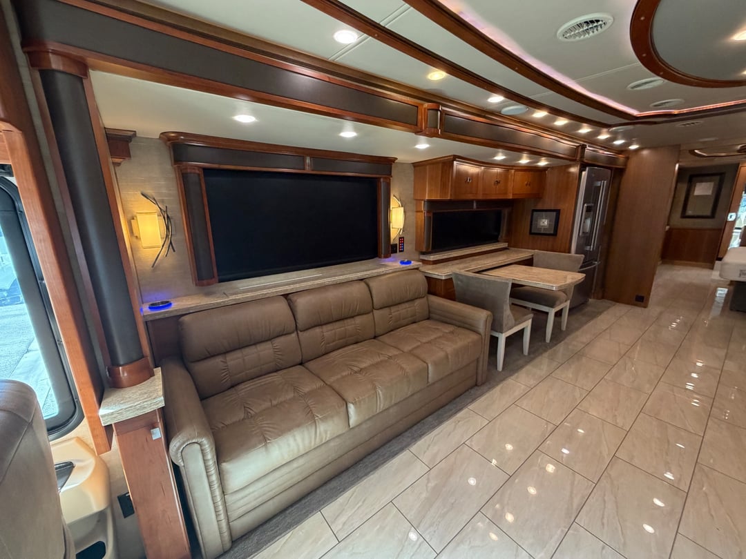 2017 Tiffin Zephyr 45 PZ, Living area photo 3