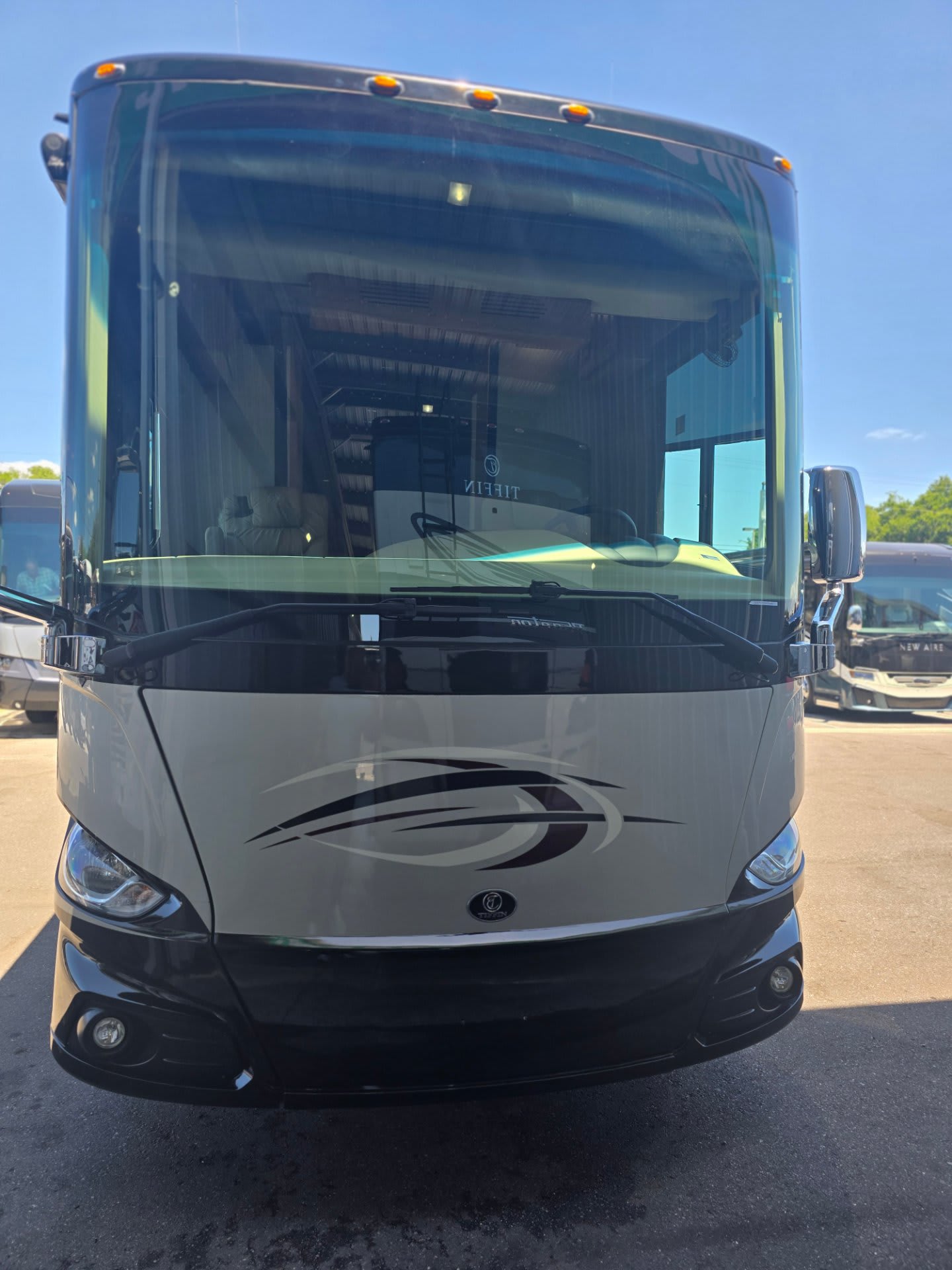 2019 Tiffin Phaeton 40 AH - Exterior view 2