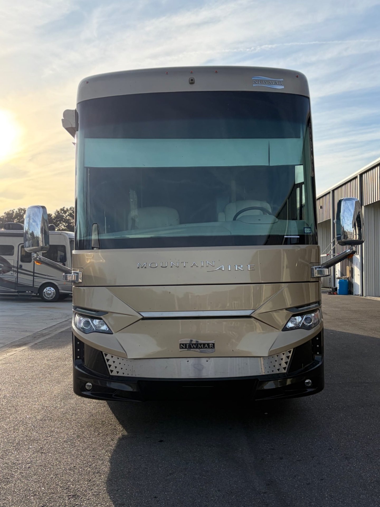 2020 Newmar Mountain Aire 4543 - Exterior view 2