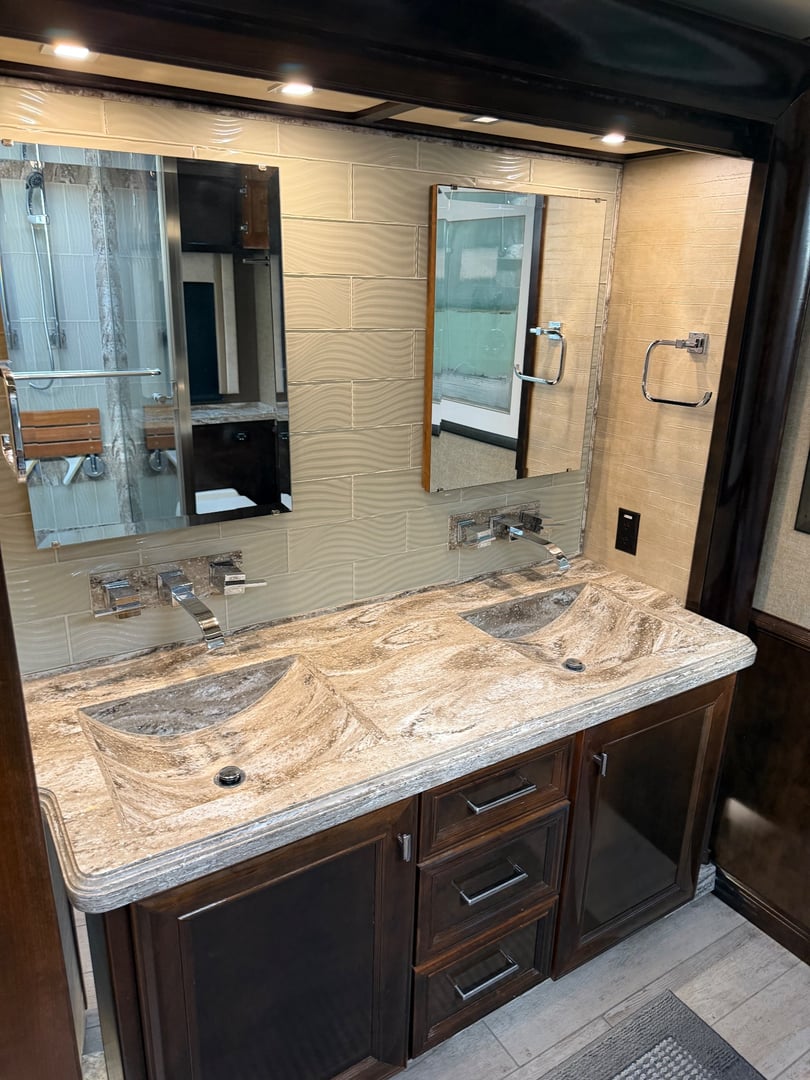 2019 Tiffin Allegro Bus 45 OPP, Bathroom photo 2