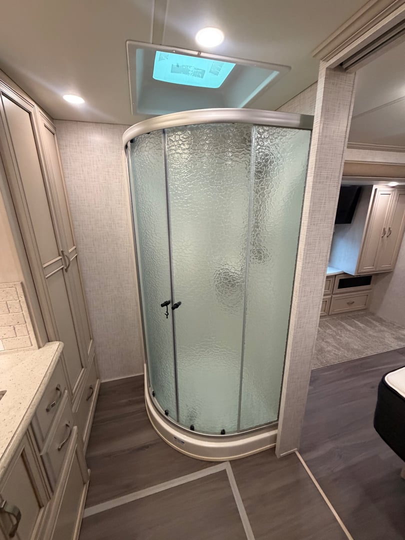 2023 Newmar Kountry Star 4068, Bathroom photo 6