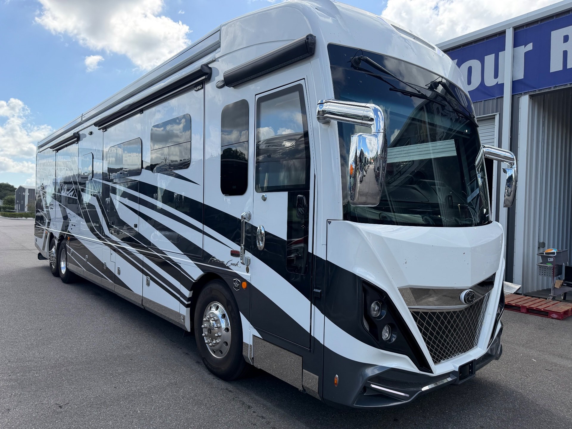 2024 American Coach American Dream 42Q - Exterior view