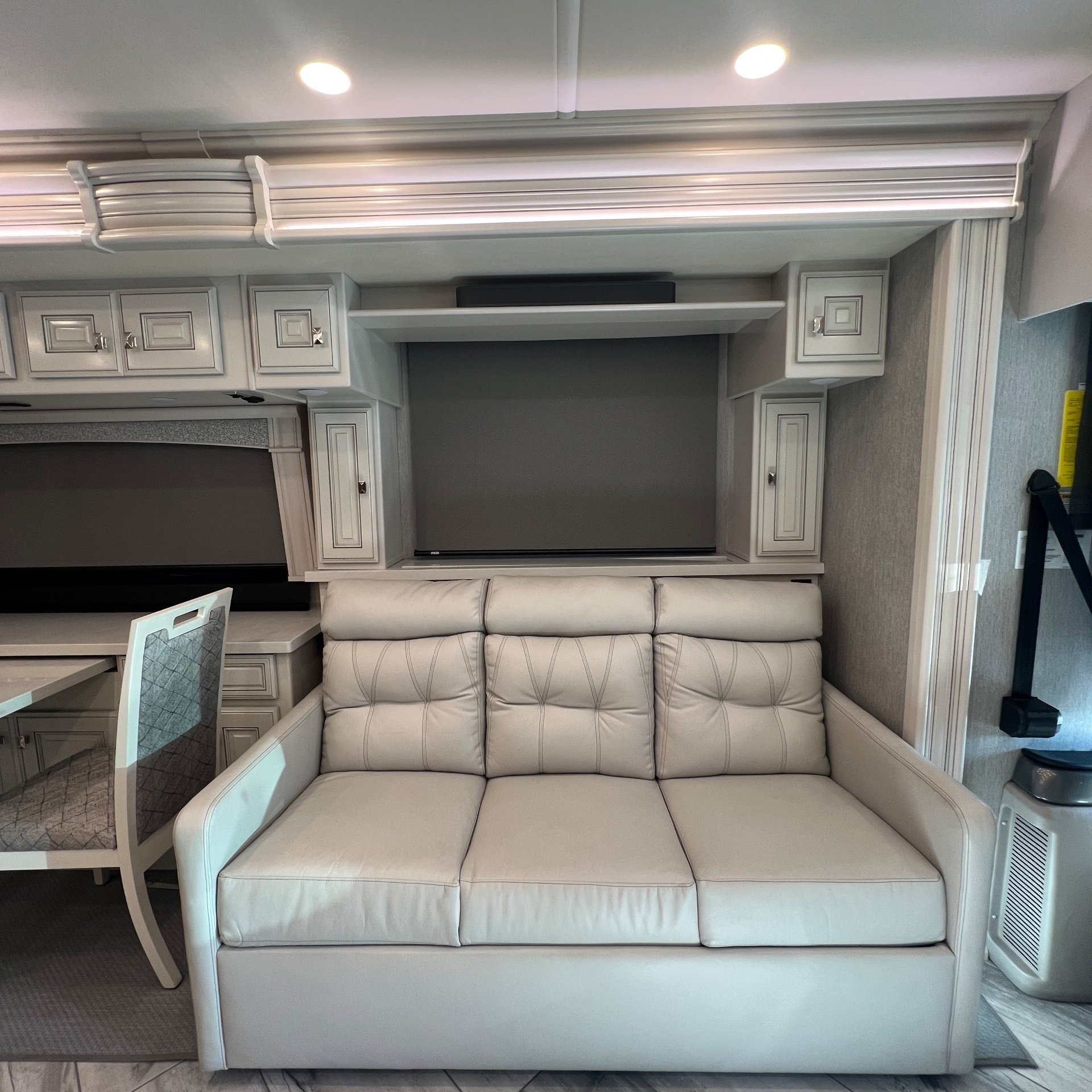 2022 Fleetwood Discovery LXE 40M - Interior view 2