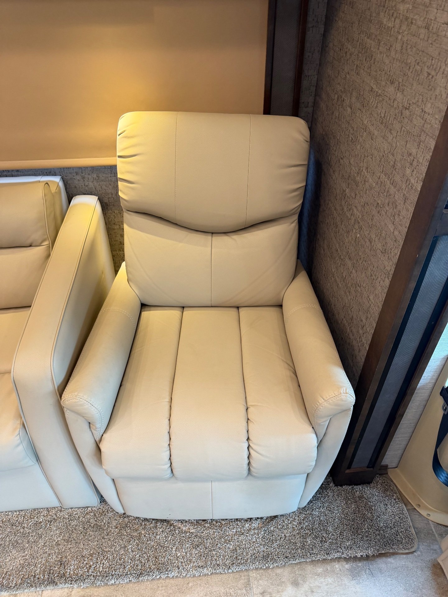 2020 Tiffin Allegro Red 33AA - Interior view 2