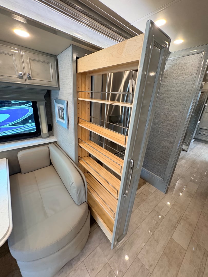 2021 Tiffin Phaeton 40 IH, Kitchen photo 2