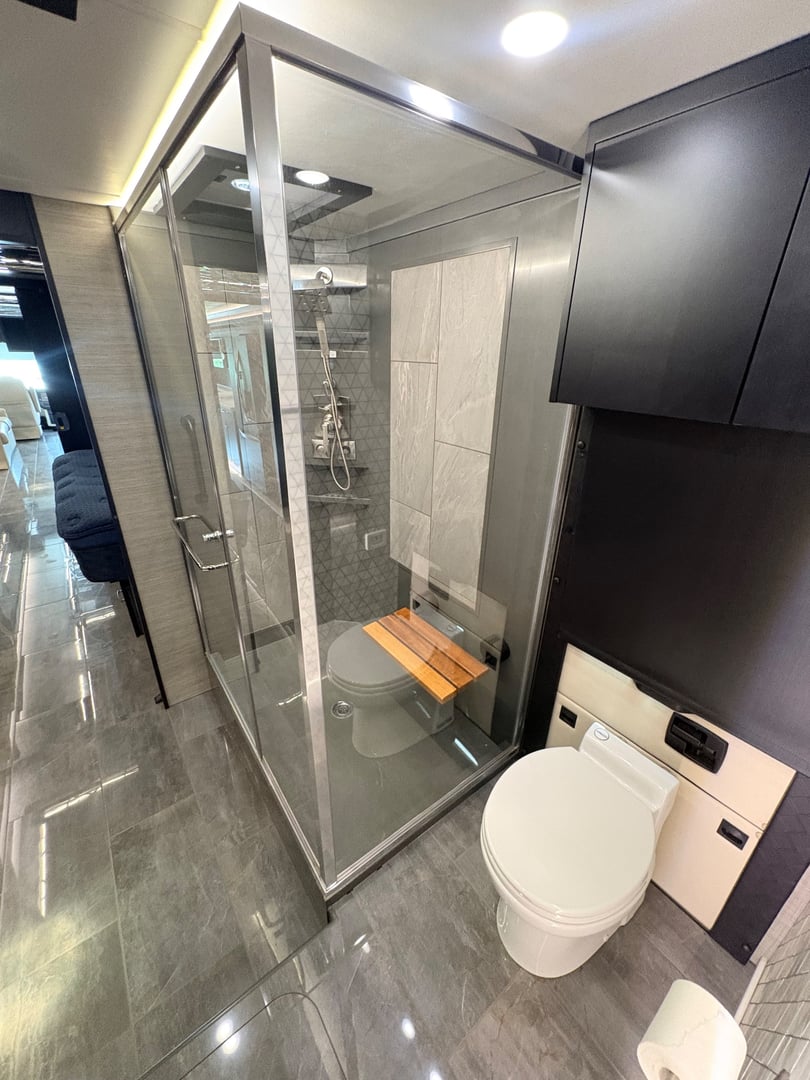 2025 Tiffin Zephyr 45 PZ, Bathroom photo 4