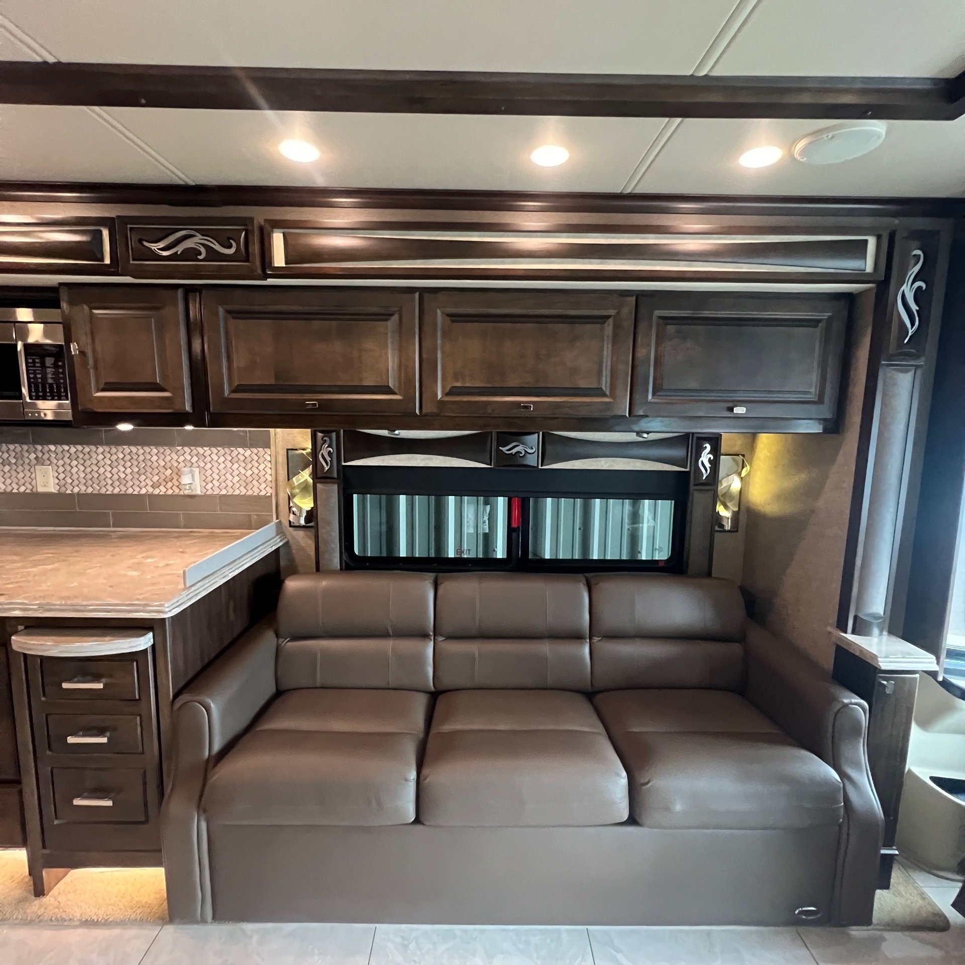 2018 Tiffin Phaeton 40 IH - Interior view