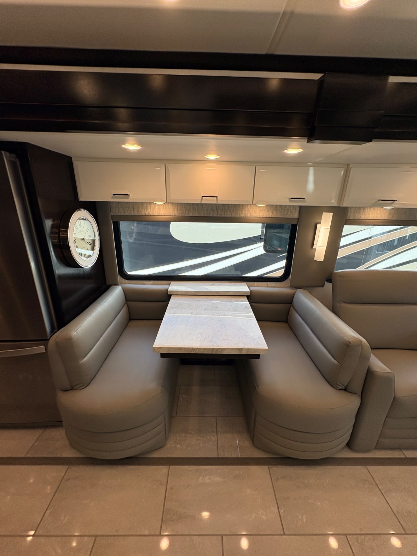 2025 Newmar Mountain Aire 4118 - Interior view 3