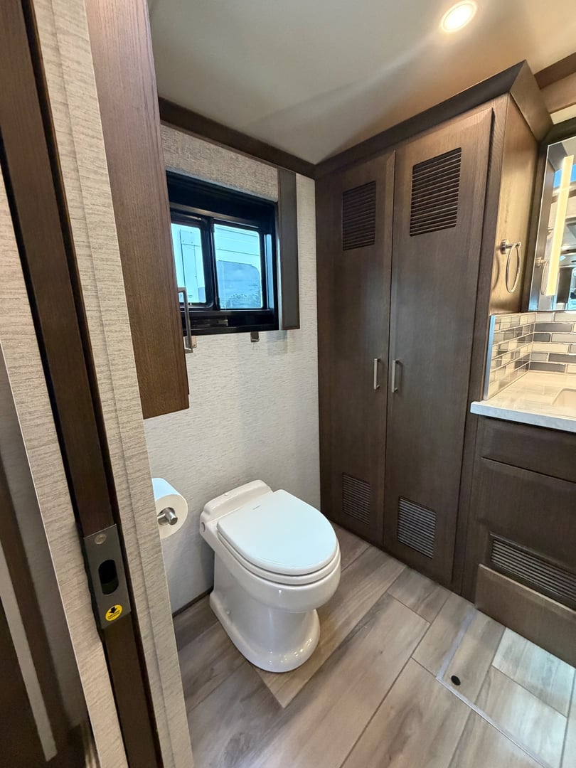 2024 Newmar New Aire 3547, Bathroom photo 3