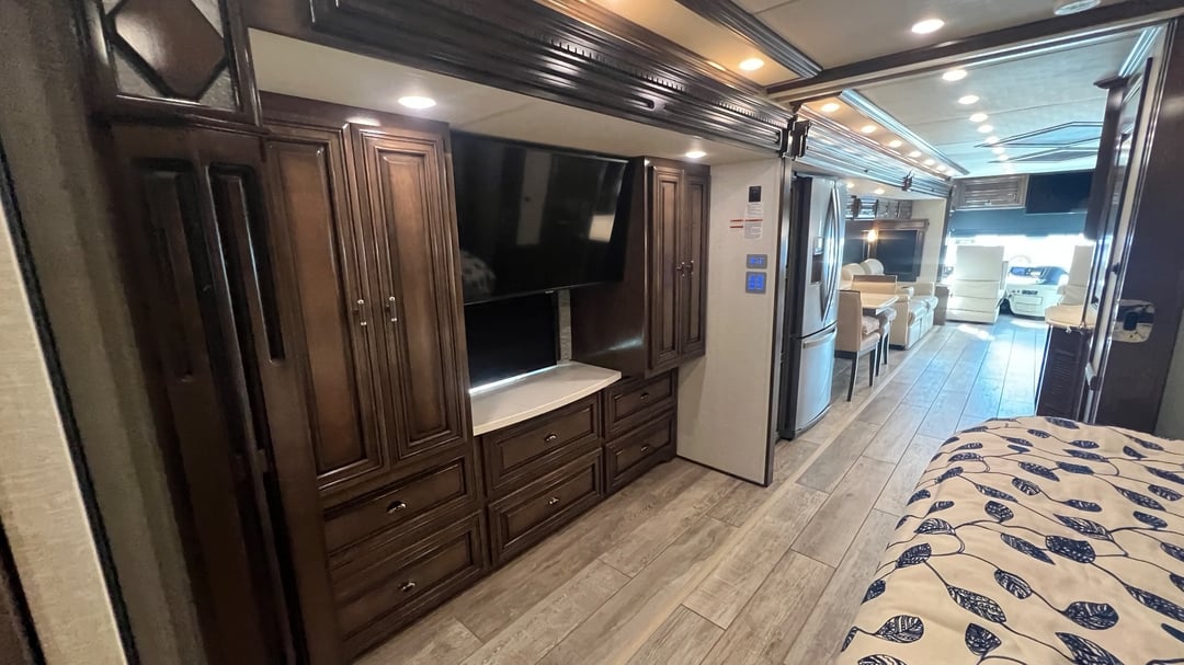 2020 Newmar Dutch Star 4328, Bedroom photo 2