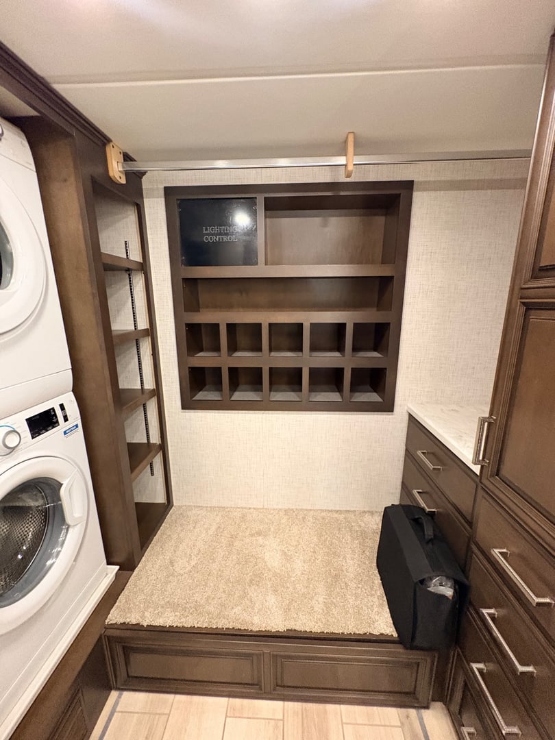 2023 Newmar London Aire 4579, Bedroom photo 6